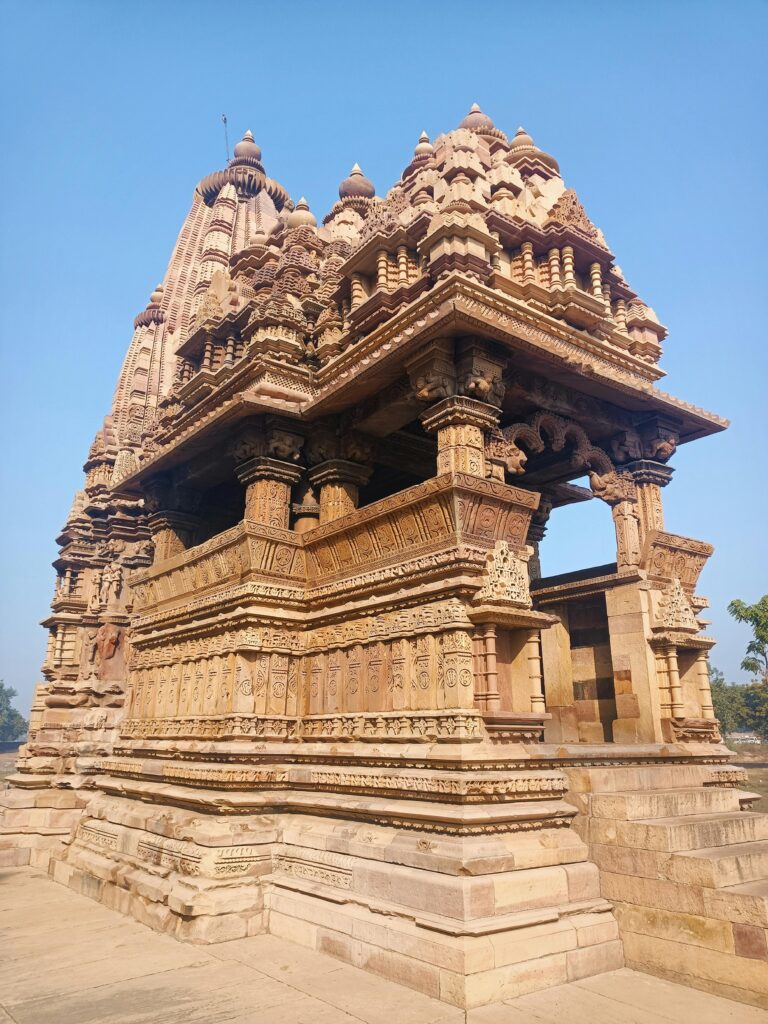 खजुराहो मंदिर : भारत के सर्वश्रेष्ठ पर्यटक स्थलों में से एक