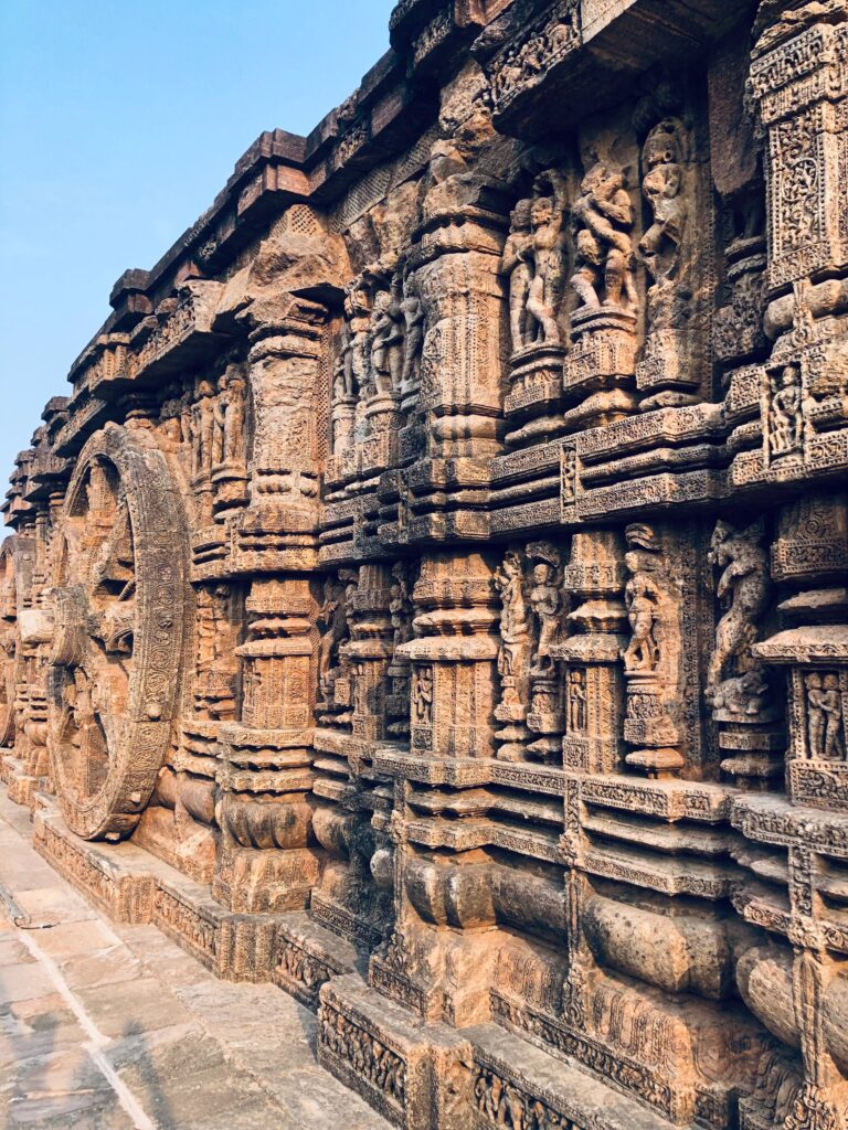 कोणार्क सूर्य मंदिर किसने बनवाया था