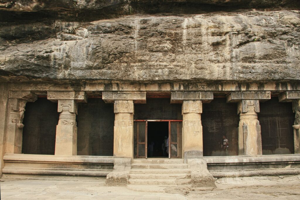 अजंता और एलोरा की गुफाएं : एक प्रसिद्ध पर्यटक स्थल